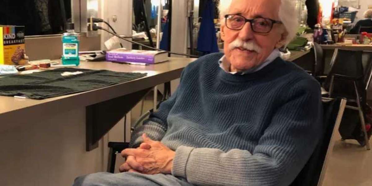 Prolific Chicago Stage Actor Mike Nussbaum, With Film Roles Including 'Field Of Dreams,' Dies At 99